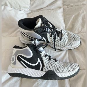 BASKETBALL SHOES